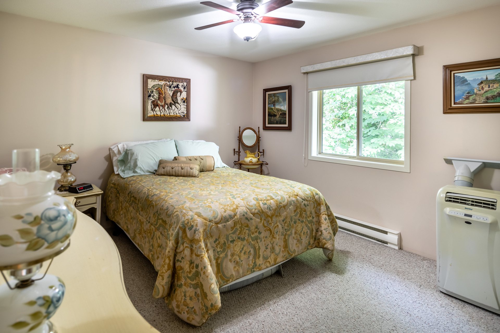 Upper Floor Guest Bedroom at 5895 River Road, Port Alberni, Vancouver Island Upper Floor Guest Bedroom at 5895 River Road, Port Alberni, Vancouver Island