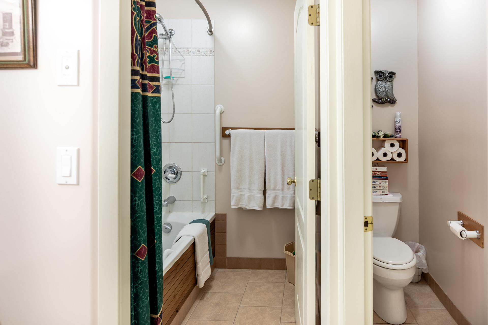 Upper Floor Guest Bathroom at 5895 River Road, Port Alberni, Vancouver Island Upper Floor Guest Bathroom at 5895 River Road, Port Alberni, Vancouver Island