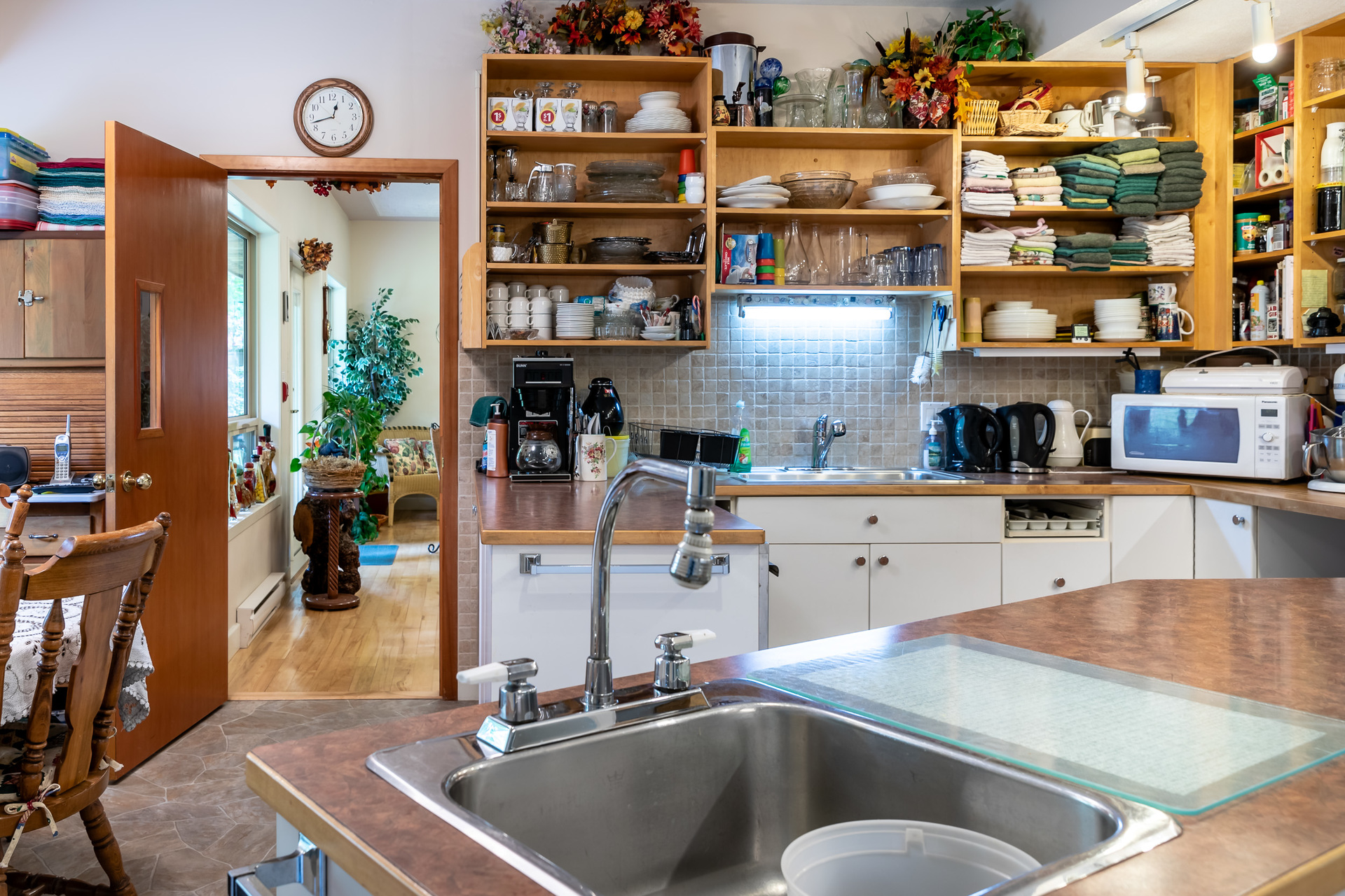 Kitchen at 5895 River Road, Port Alberni, Vancouver Island Kitchen at 5895 River Road, Port Alberni, Vancouver Island