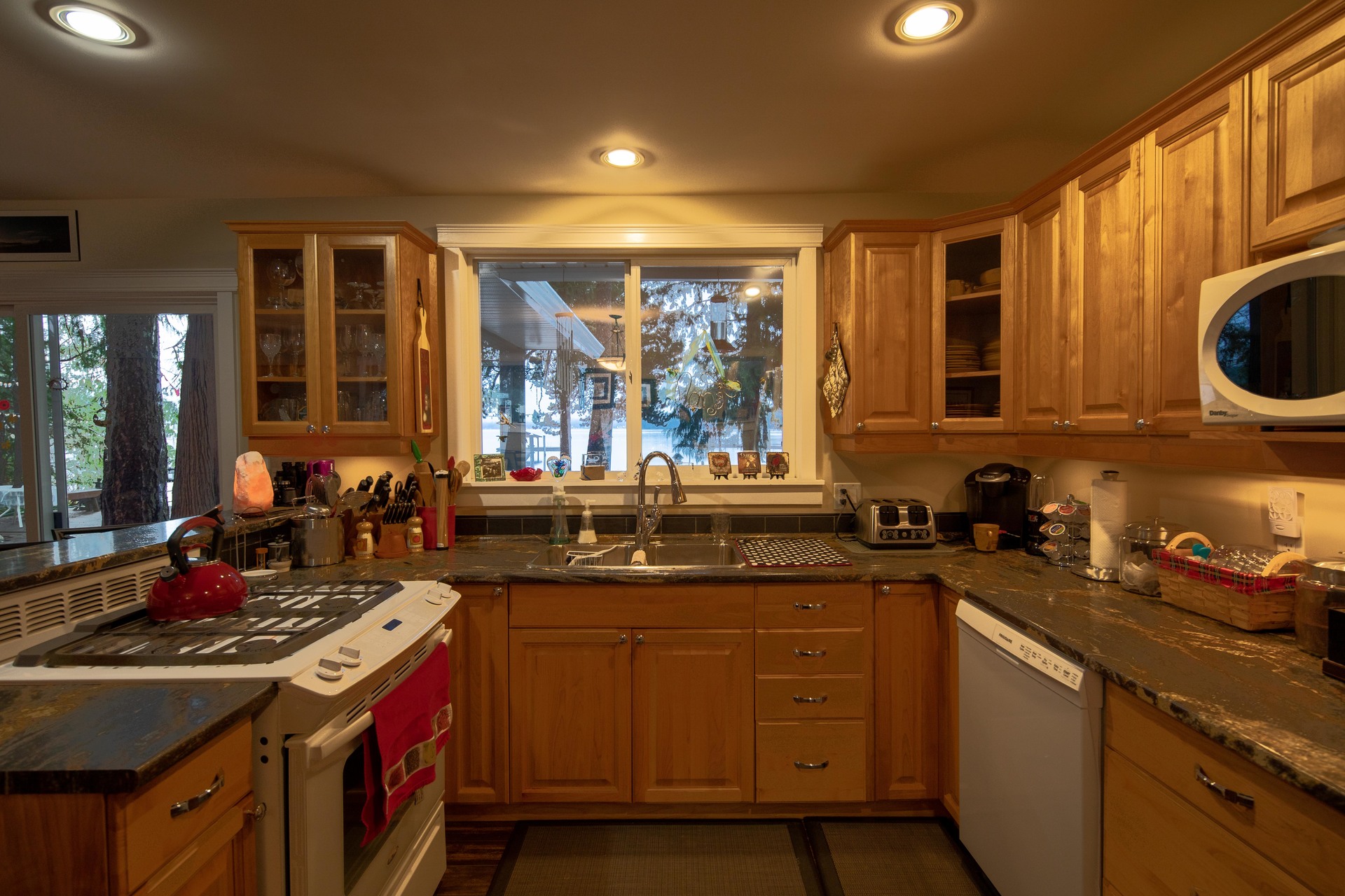 at 10737 Lakeshore Road, Sproat Lake, Zone 06 - Port Alberni at 10737 Lakeshore Road, Sproat Lake, Zone 06 - Port Alberni