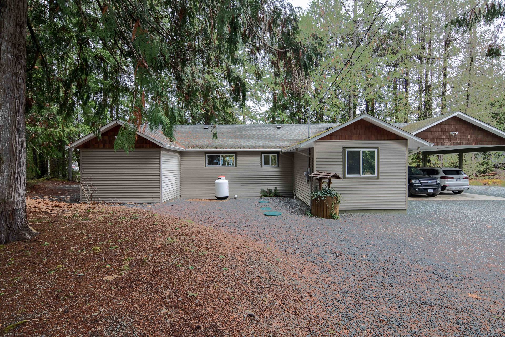 at 10737 Lakeshore Road, Sproat Lake, Zone 06 - Port Alberni at 10737 Lakeshore Road, Sproat Lake, Zone 06 - Port Alberni