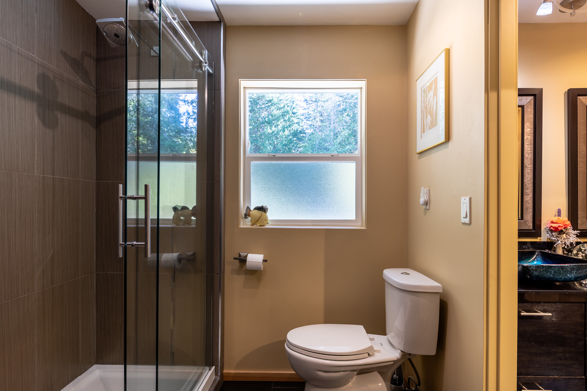 First Master Suite Bathroom at 5101 Island Highway West, Qualicum North, Oceanside First Master Suite Bathroom at 5101 Island Highway West, Qualicum North, Oceanside