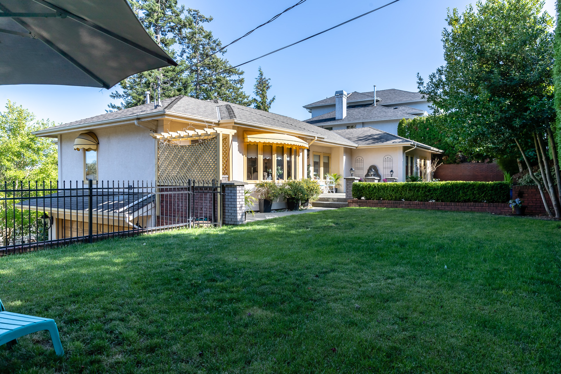  at 392 Crystalview Terrace, Victoria, Bc