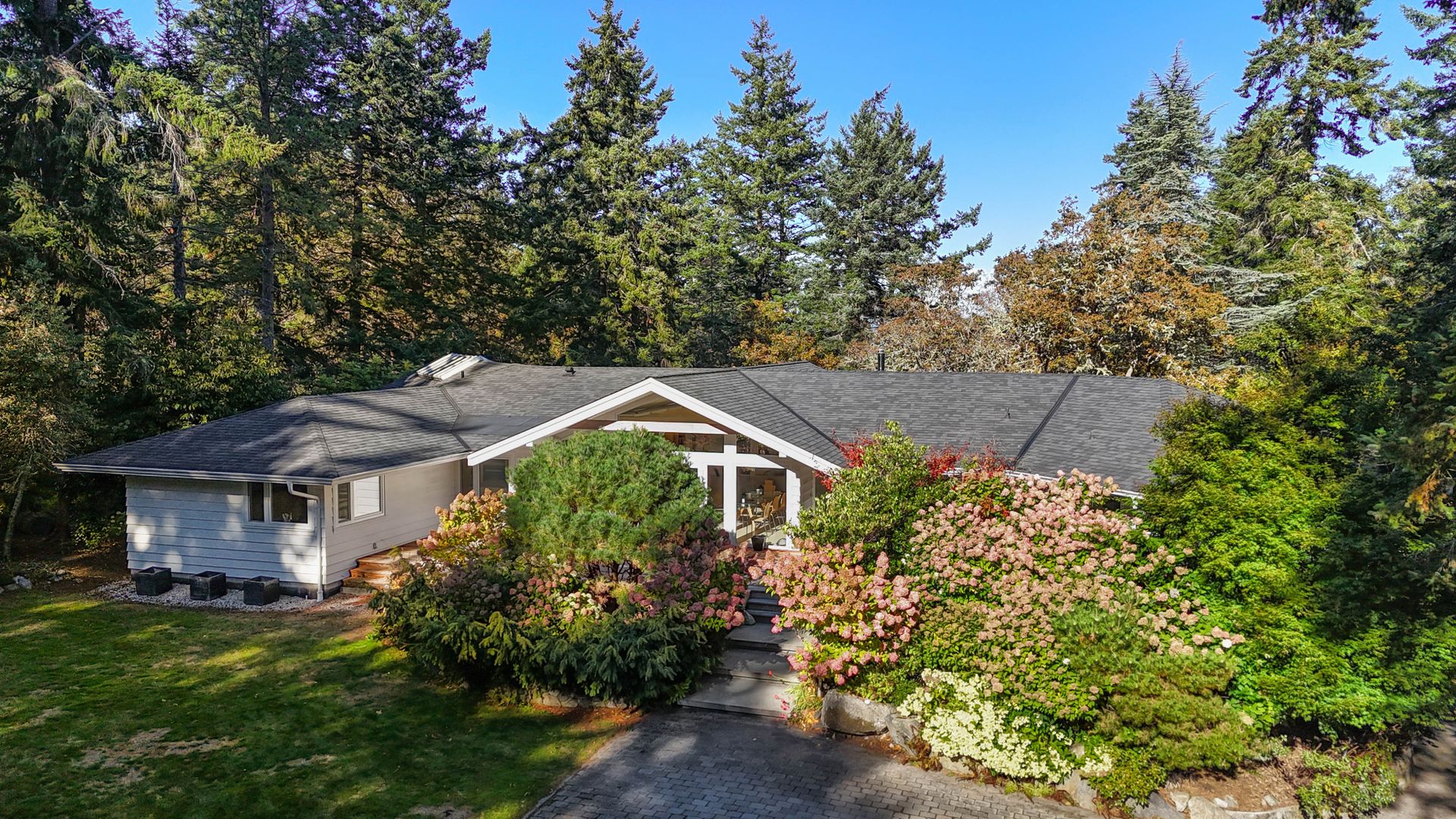 2623 Queenswood Drive, Queenswood, Saanich East 