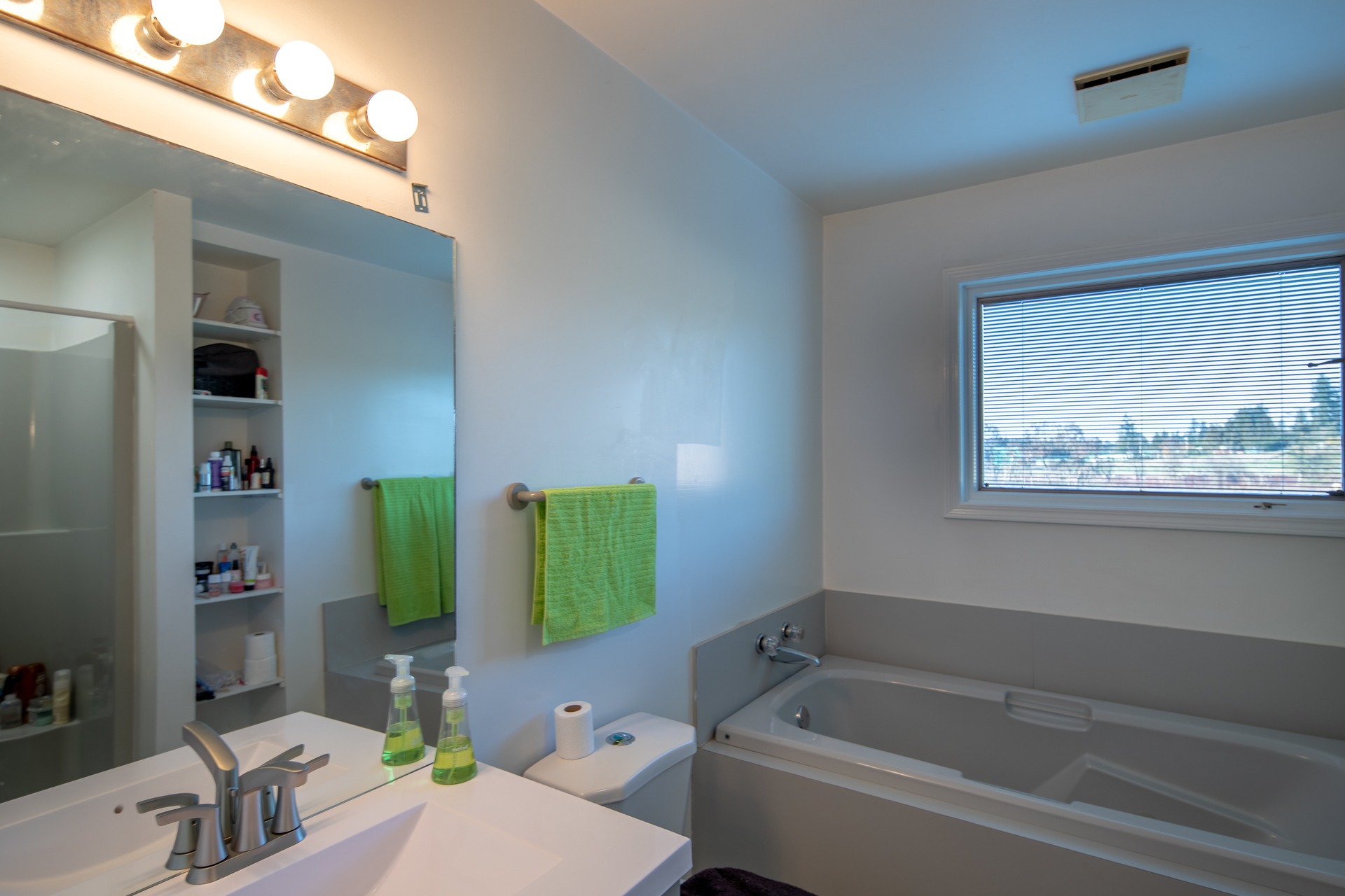 Guest Bathroom at 1950 Highfield Road, Central Saanich, Victoria Bc