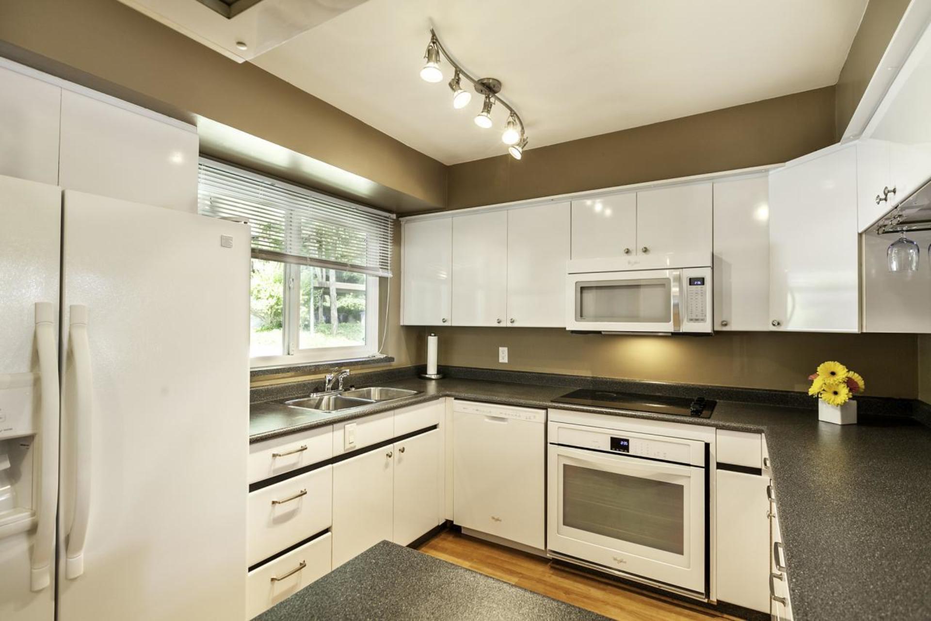 09 at 571 Ioco Road, North Shore Pt Moody, Port Moody