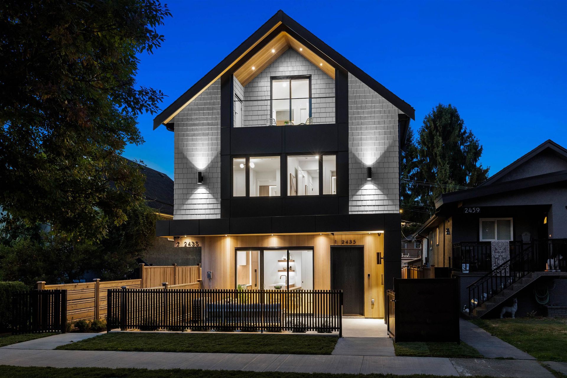 2 - 2435 Napier Street, Renfrew VE, Vancouver East photo number 0