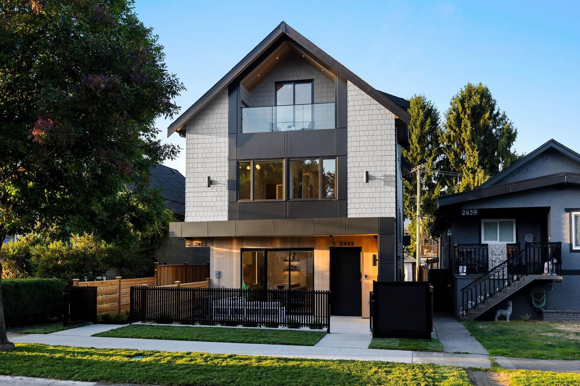 1 - 2435 Napier Street, Renfrew VE, Vancouver East photo number 0