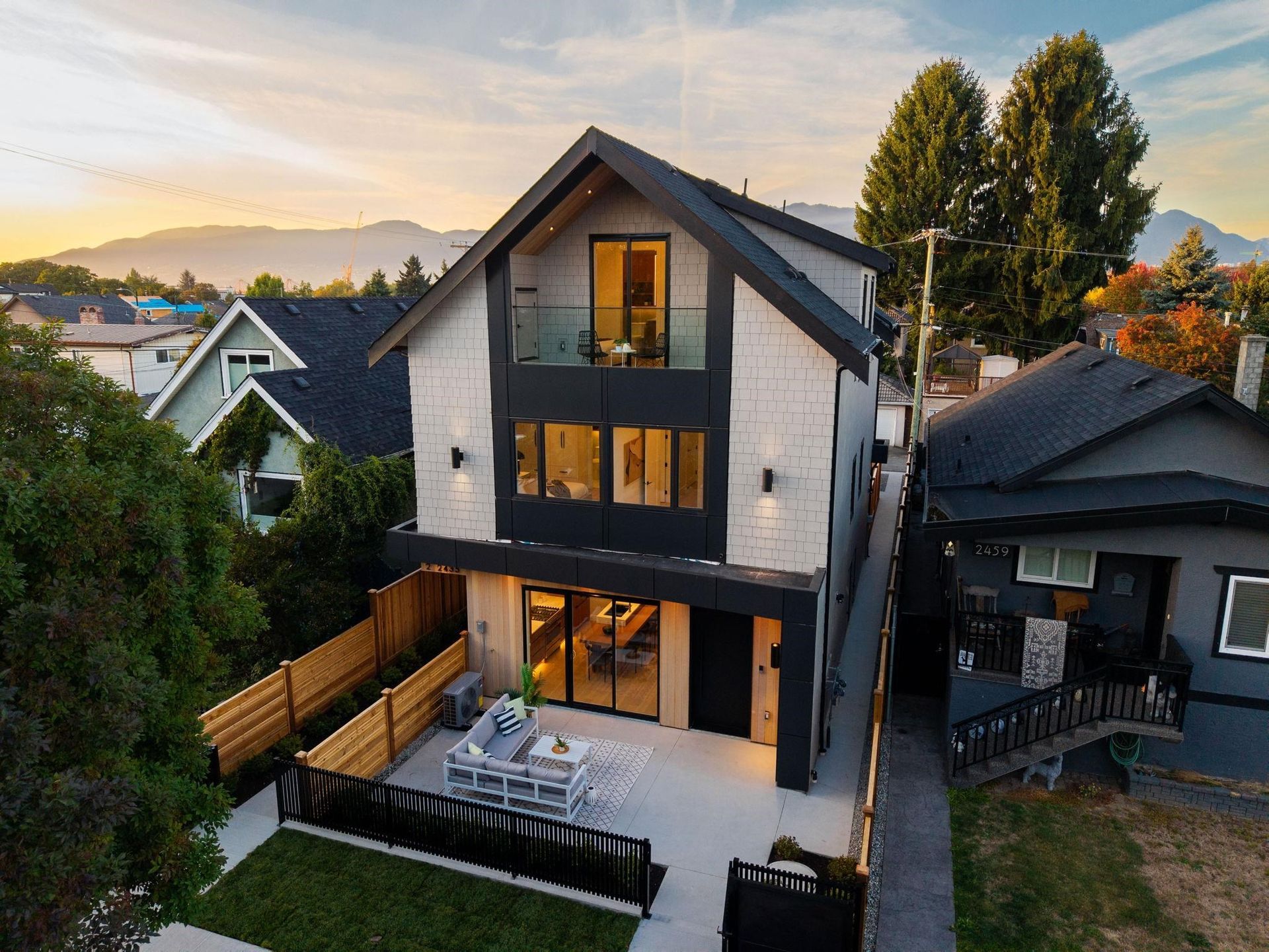 1 - 2435 Napier Street, Renfrew VE, Vancouver East photo number 0