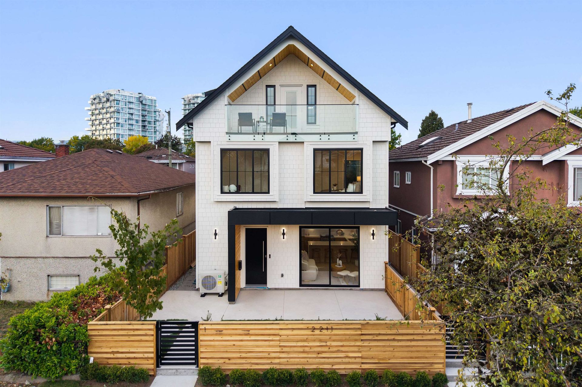 2 - 2211 Mannering Avenue, Victoria VE, Vancouver East photo number 0