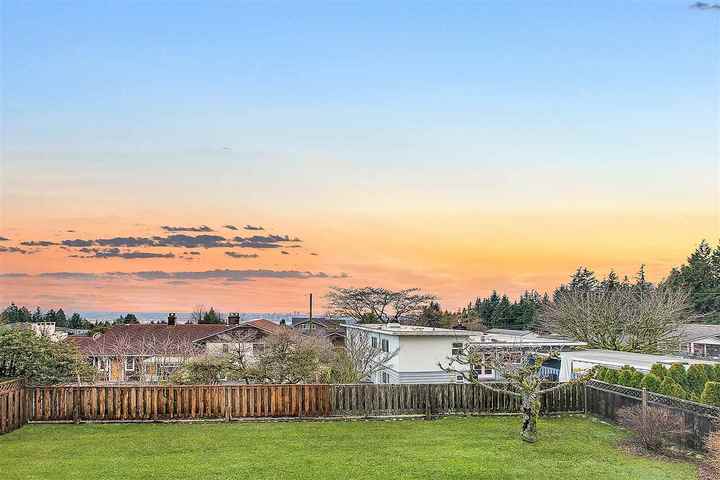 527-genoa-crescent-upper-delbrook-north-vancouver-13 at 527 Genoa Crescent, Upper Delbrook, North Vancouver 527-genoa-crescent-upper-delbrook-north-vancouver-13 at 527 Genoa Crescent, Upper Delbrook, North Vancouver