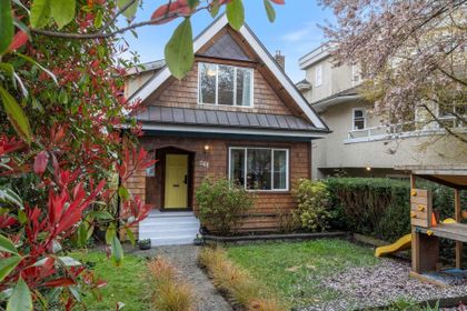 261-e-4th-street-lower-lonsdale-north-vancouver-02 at 261 E 4th Street, Lower Lonsdale, North Vancouver