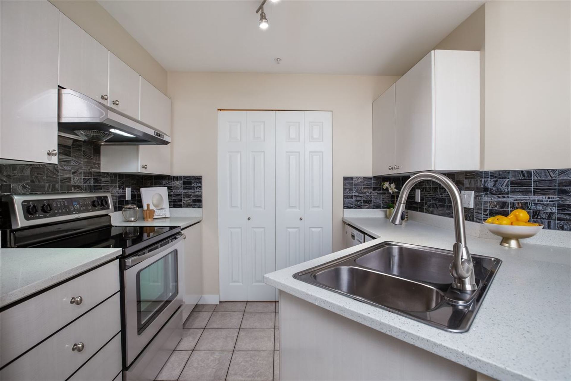 150-w-22nd-street-central-lonsdale-north-vancouver-03 at 411 - 150 W 22nd Street, Central Lonsdale, North Vancouver 150-w-22nd-street-central-lonsdale-north-vancouver-03 at 411 - 150 W 22nd Street, Central Lonsdale, North Vancouver