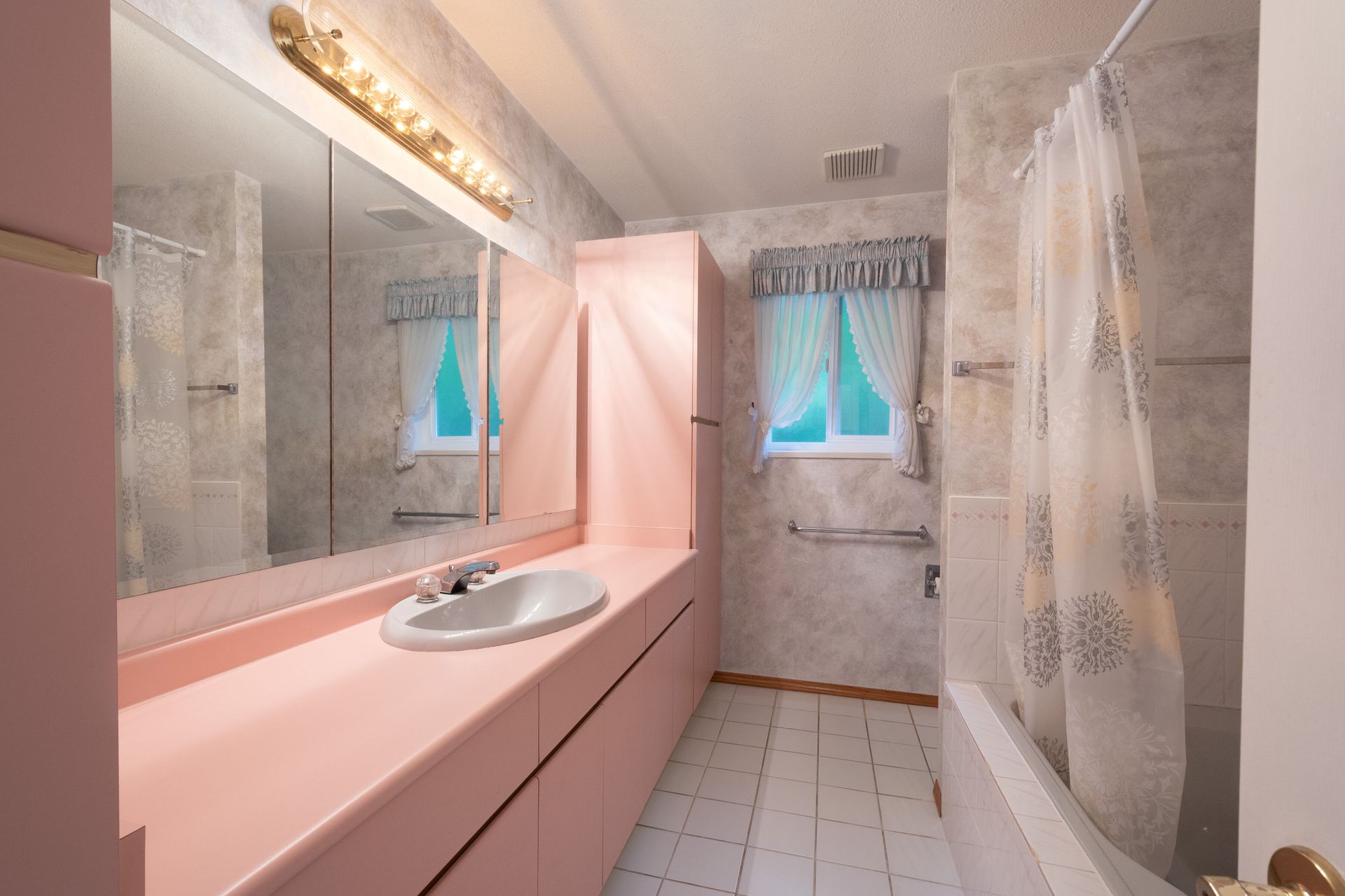 040 at 937 Westmount Drive, College Park PM, Port Moody