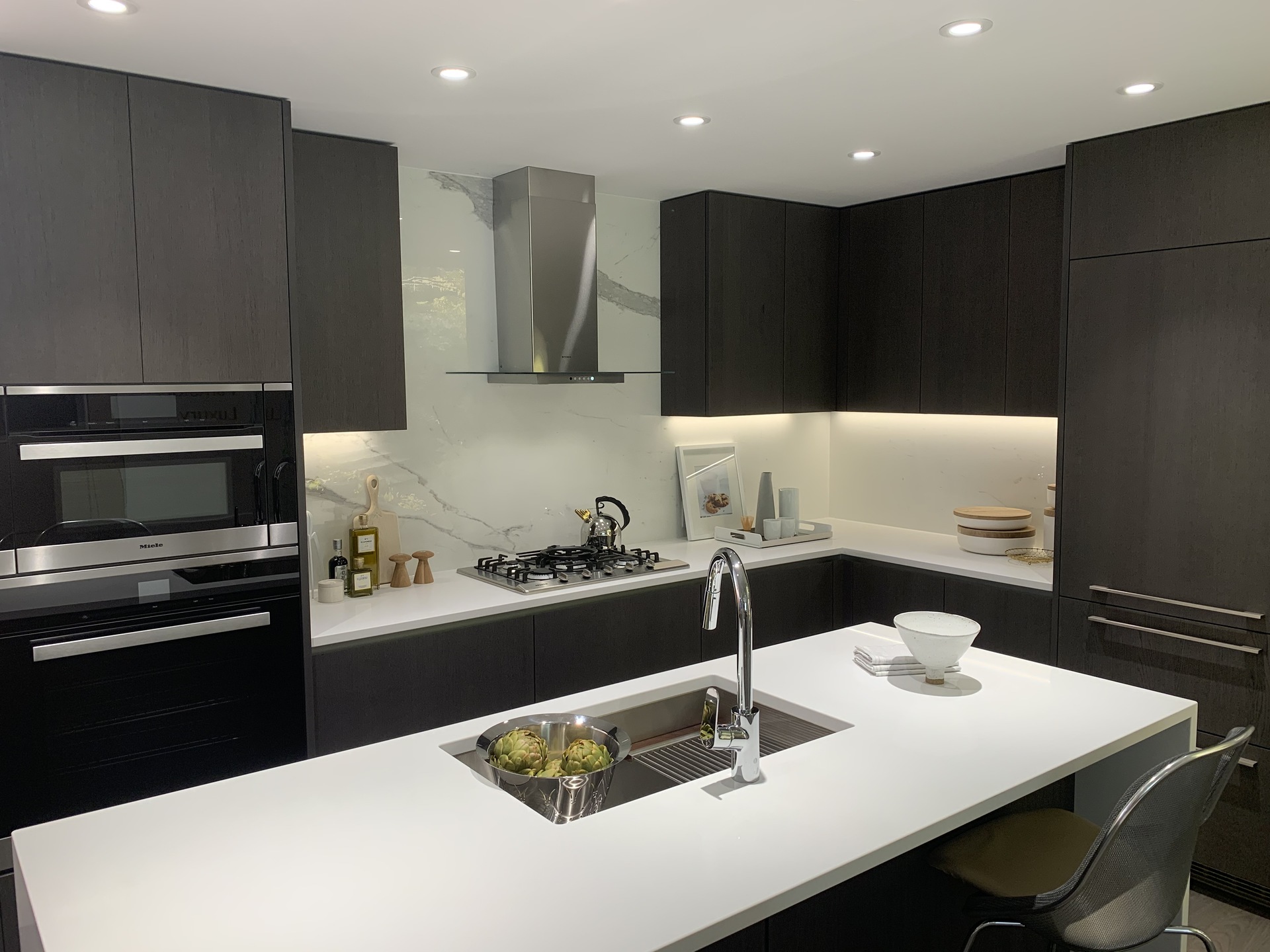 Voyce display kitchen in dark colour scheme at 5168 Cambie Street, Cambie, Vancouver West Voyce display kitchen in dark colour scheme at 5168 Cambie Street, Cambie, Vancouver West