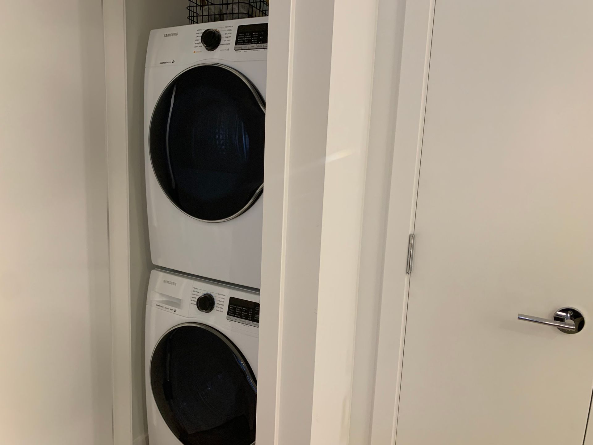 Intersect washer/dryer at 10460 City Parkway, Surrey Central (Central City), North Surrey Intersect washer/dryer at 10460 City Parkway, Surrey Central (Central City), North Surrey