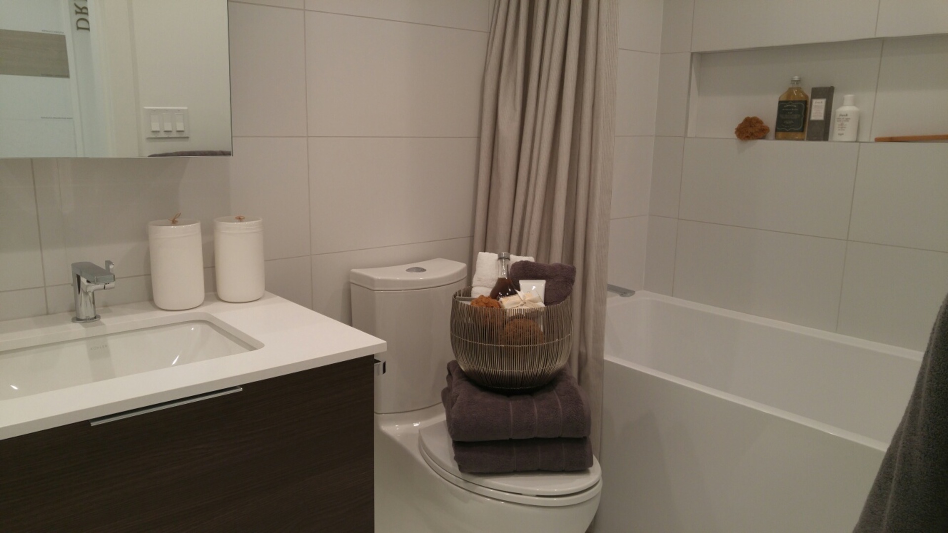 hensley-home-main-bathroom-with-tub at 450 Westview Street, Coquitlam West, Coquitlam hensley-home-main-bathroom-with-tub at 450 Westview Street, Coquitlam West, Coquitlam