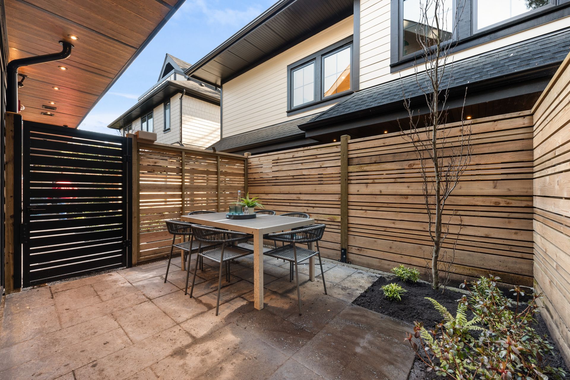 patio at 365 33rd Avenue, Main, Vancouver East patio at 365 33rd Avenue, Main, Vancouver East