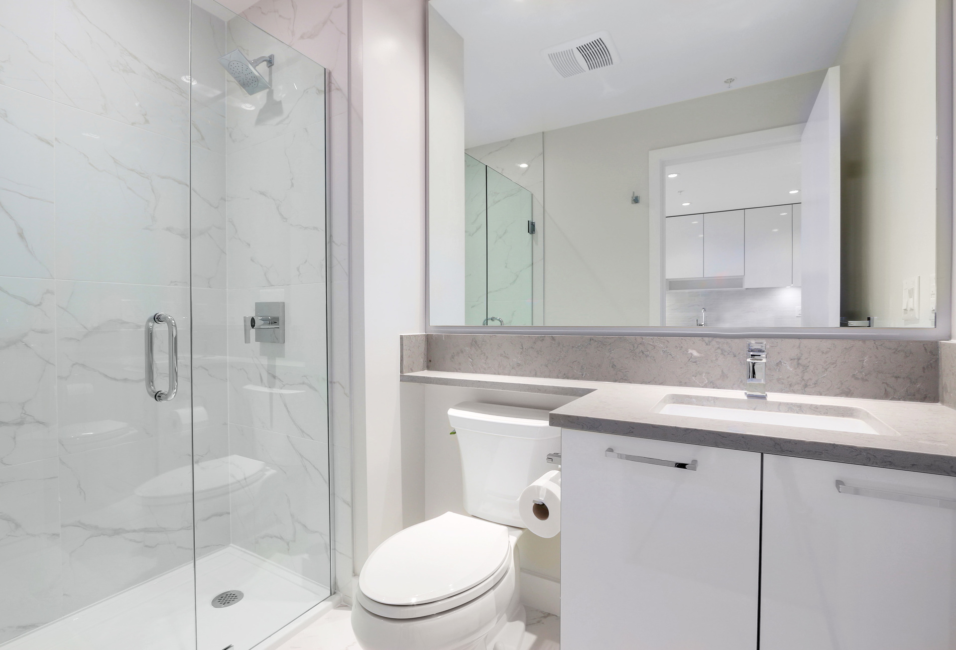 Ensuite bathroom at 3610 - 1788 Gilmore Avenue, Willingdon Heights, Burnaby North Ensuite bathroom at 3610 - 1788 Gilmore Avenue, Willingdon Heights, Burnaby North