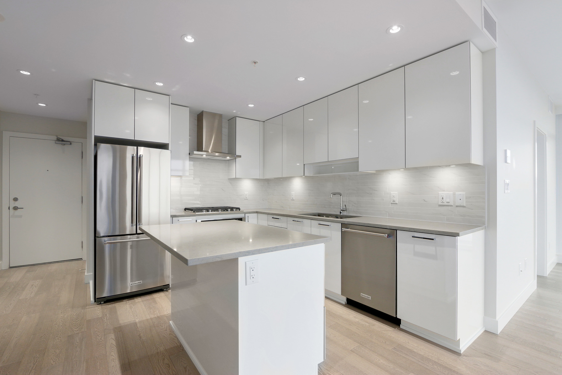 Full sized appliances and kitchen island at 3610 - 1788 Gilmore Avenue, Willingdon Heights, Burnaby North Full sized appliances and kitchen island at 3610 - 1788 Gilmore Avenue, Willingdon Heights, Burnaby North