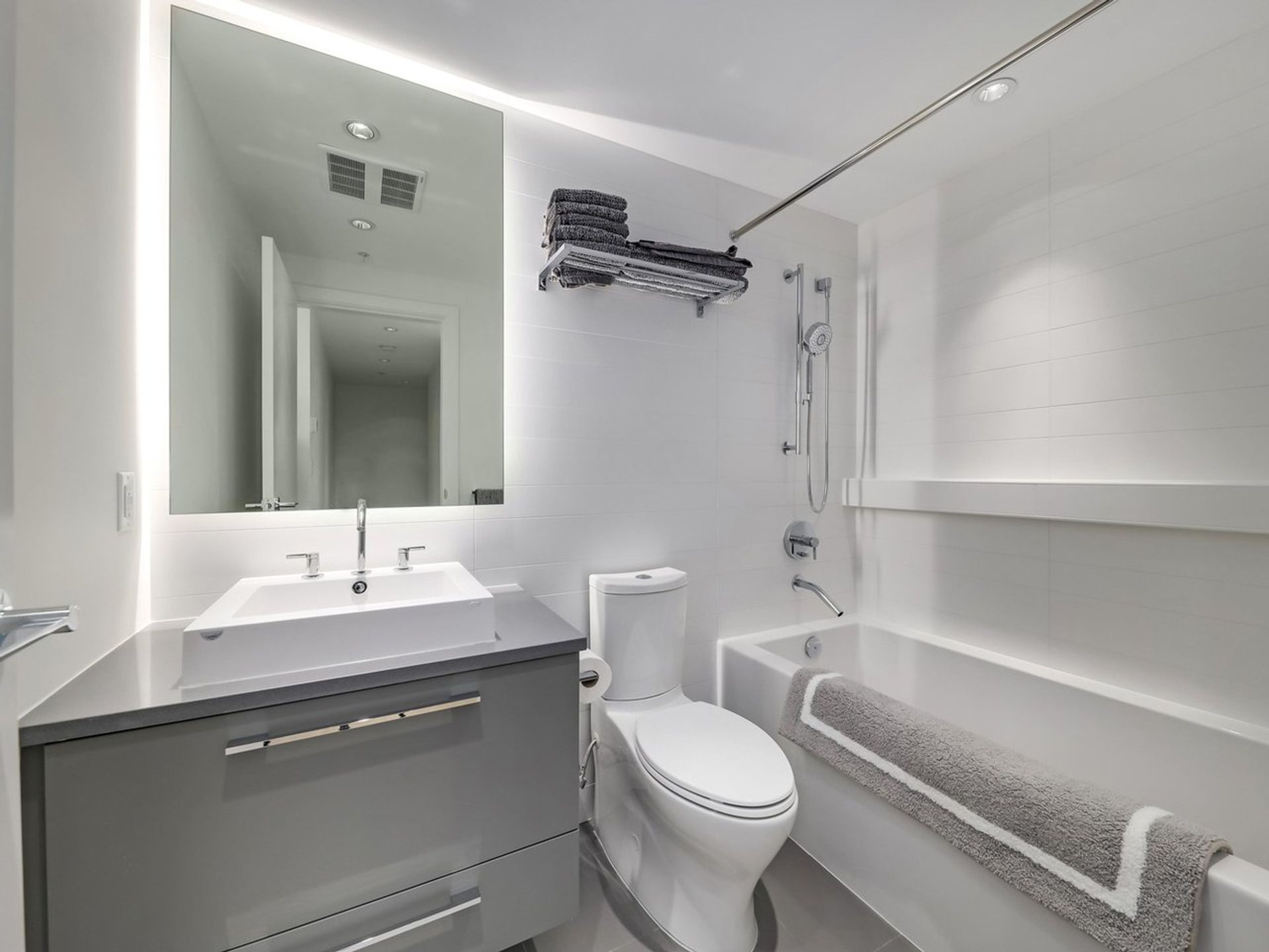 2nd bathroom  at 1605 - 7388 Kingsway, Edmonds BE, Burnaby East 2nd bathroom  at 1605 - 7388 Kingsway, Edmonds BE, Burnaby East