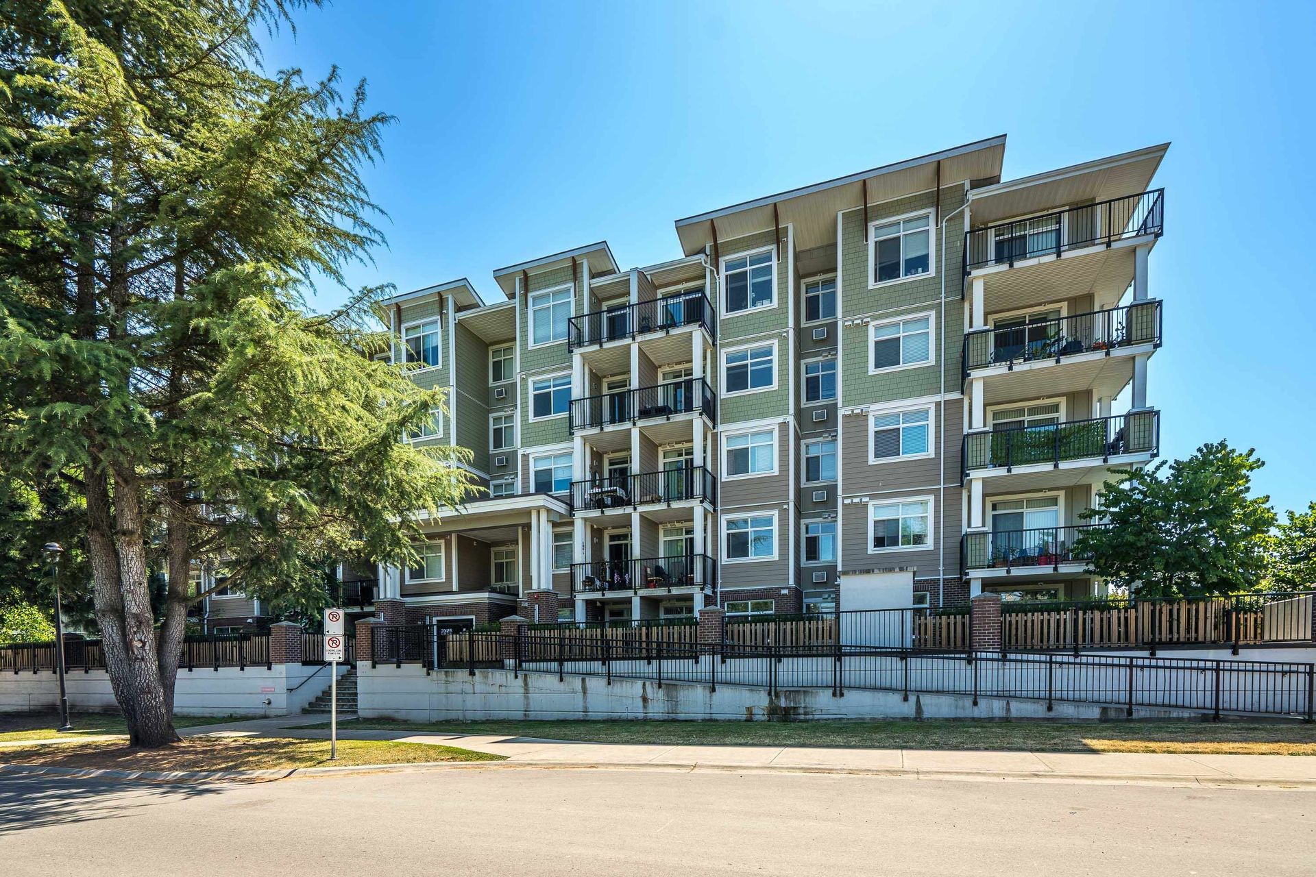 Photo of 212 - 20686 Eastleigh Crescent, Langley City, Langley Photo of 212 - 20686 Eastleigh Crescent, Langley City, Langley