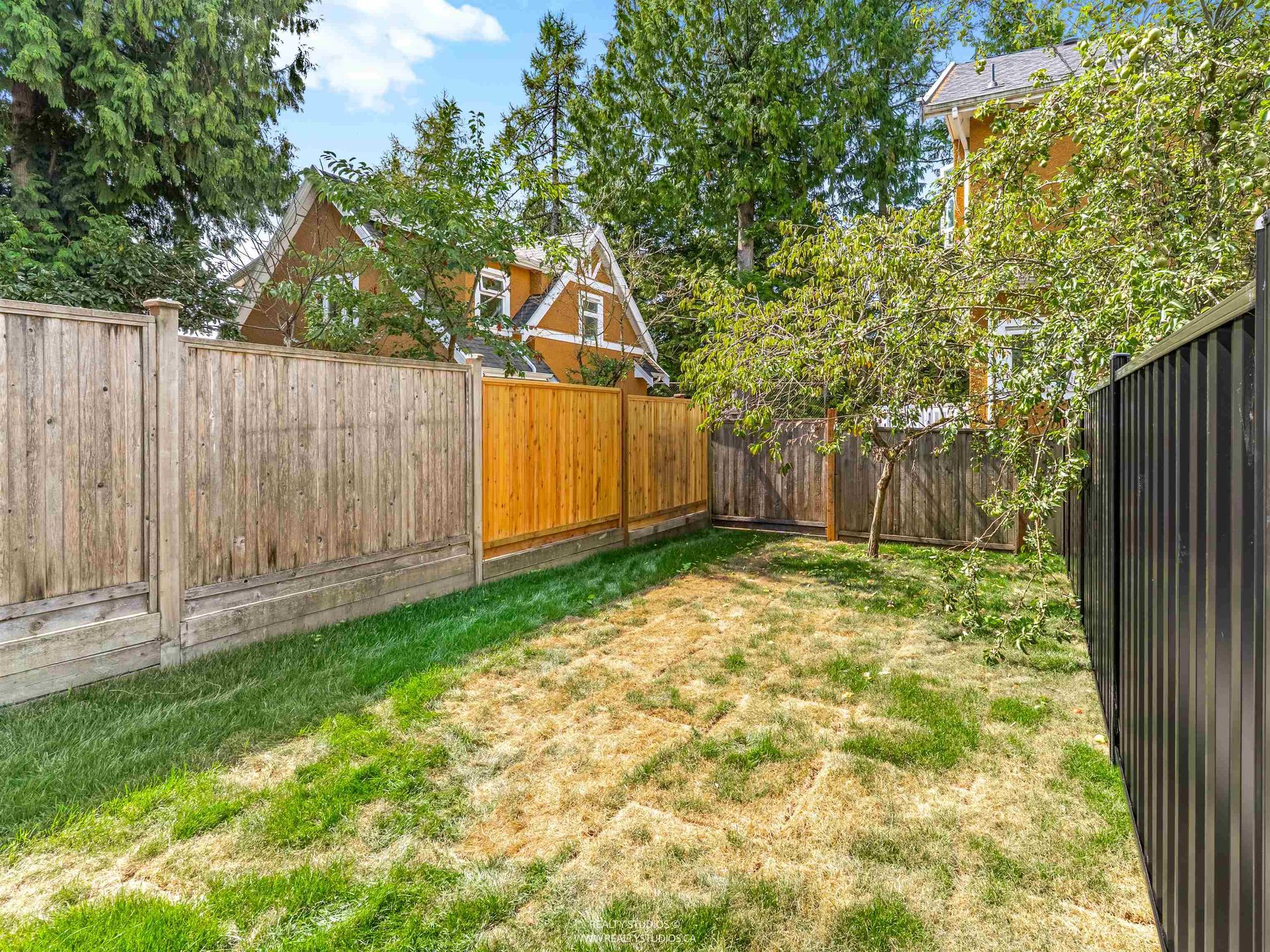 Private garden at 2 - 5221 Clarendon Street, Collingwood VE, Vancouver East Private garden at 2 - 5221 Clarendon Street, Collingwood VE, Vancouver East