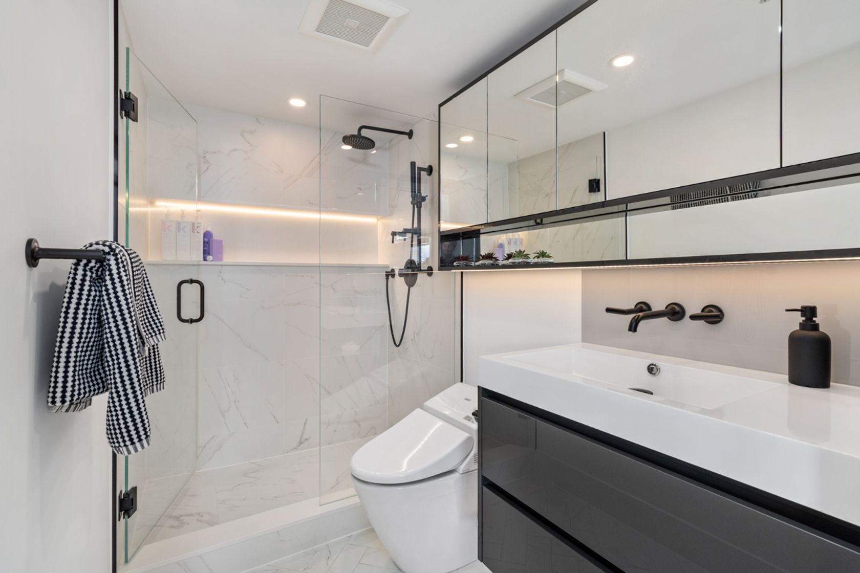 21 at 2103 - 188 Keefer Place, Downtown VW, Vancouver West