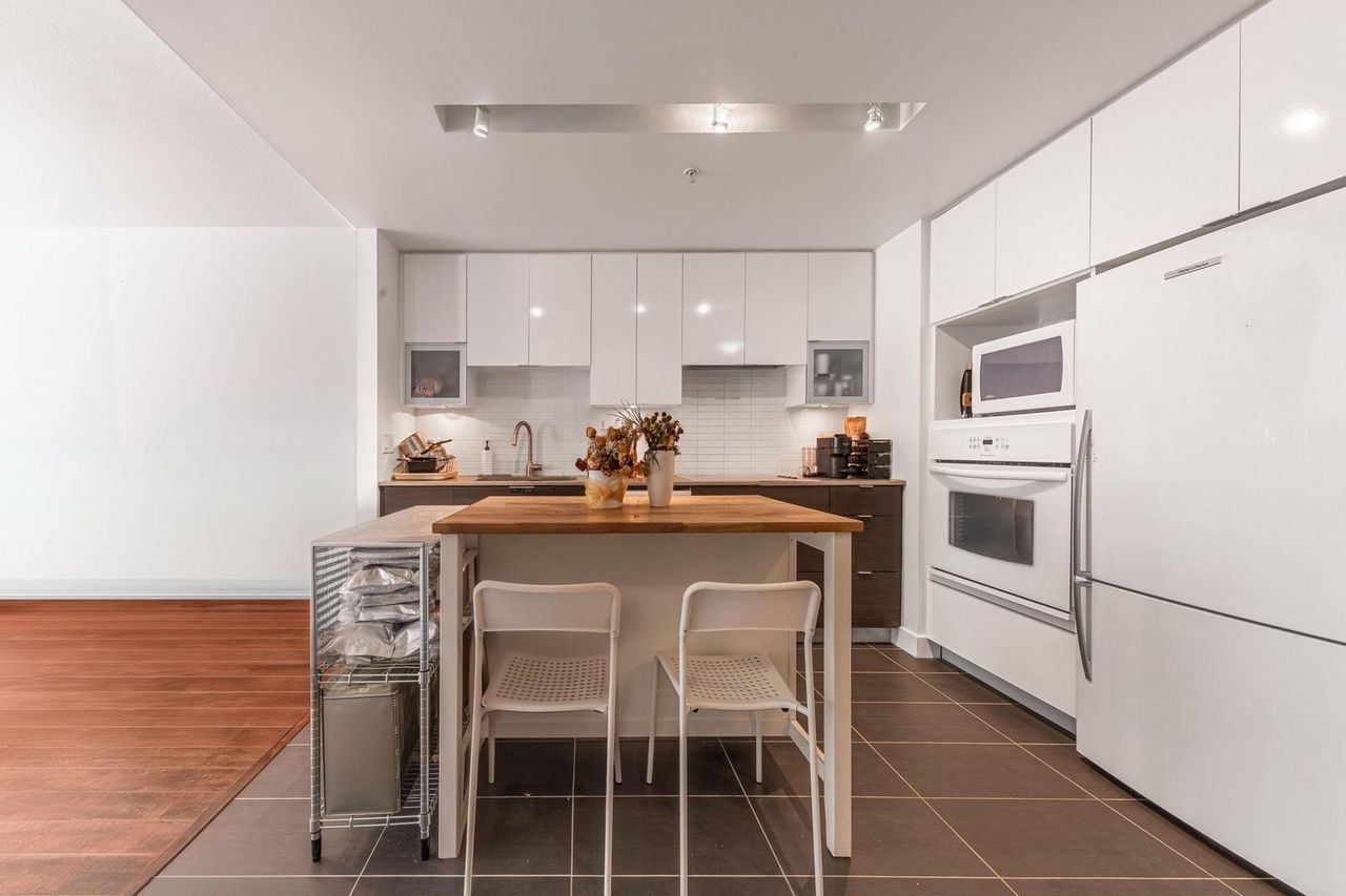 175-w-2nd-street-lower-lonsdale-north-vancouver-05 at 104 - 175 W 2nd Street, Lower Lonsdale, North Vancouver