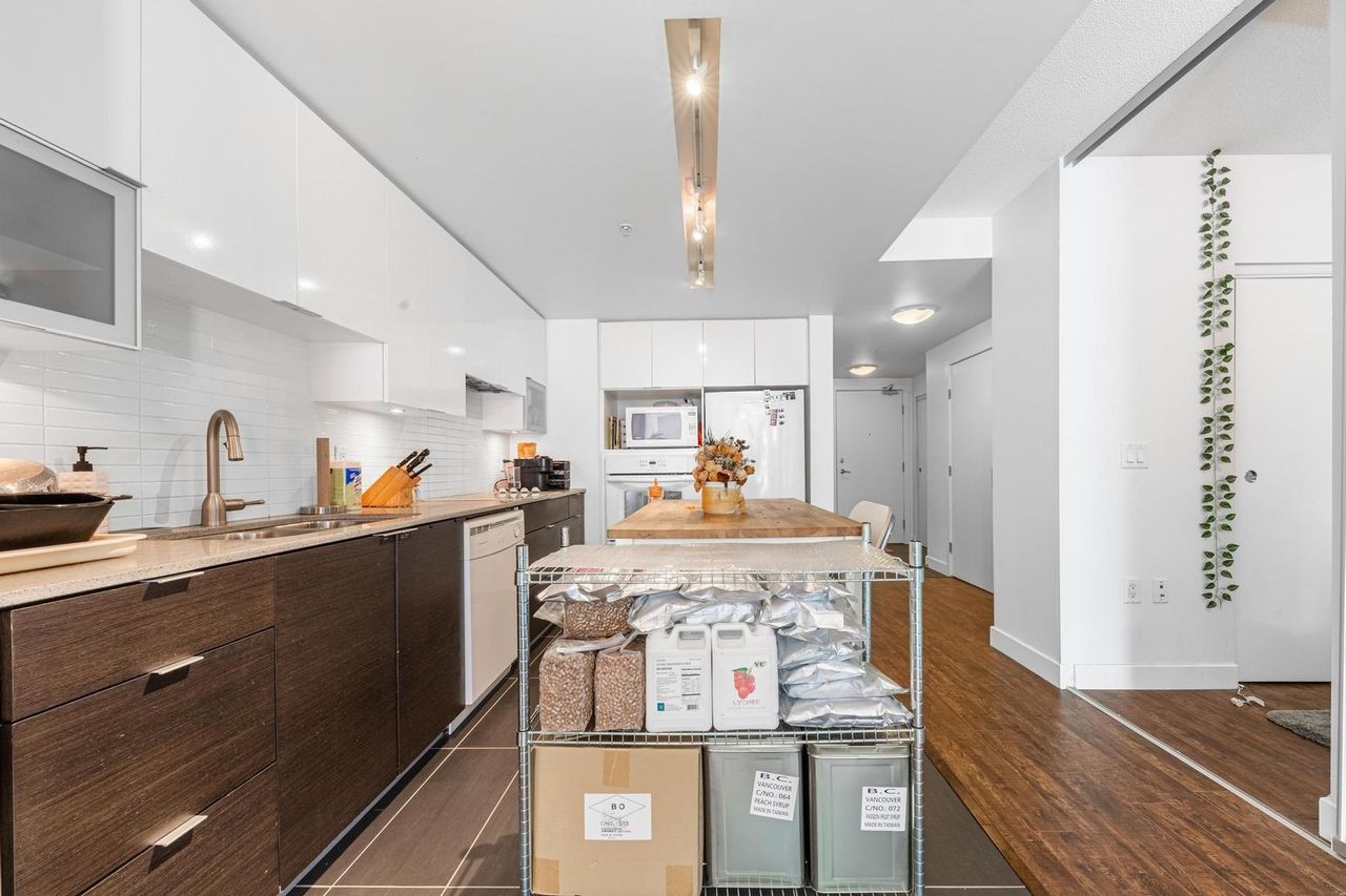 175-w-2nd-street-lower-lonsdale-north-vancouver-06 at 104 - 175 W 2nd Street, Lower Lonsdale, North Vancouver