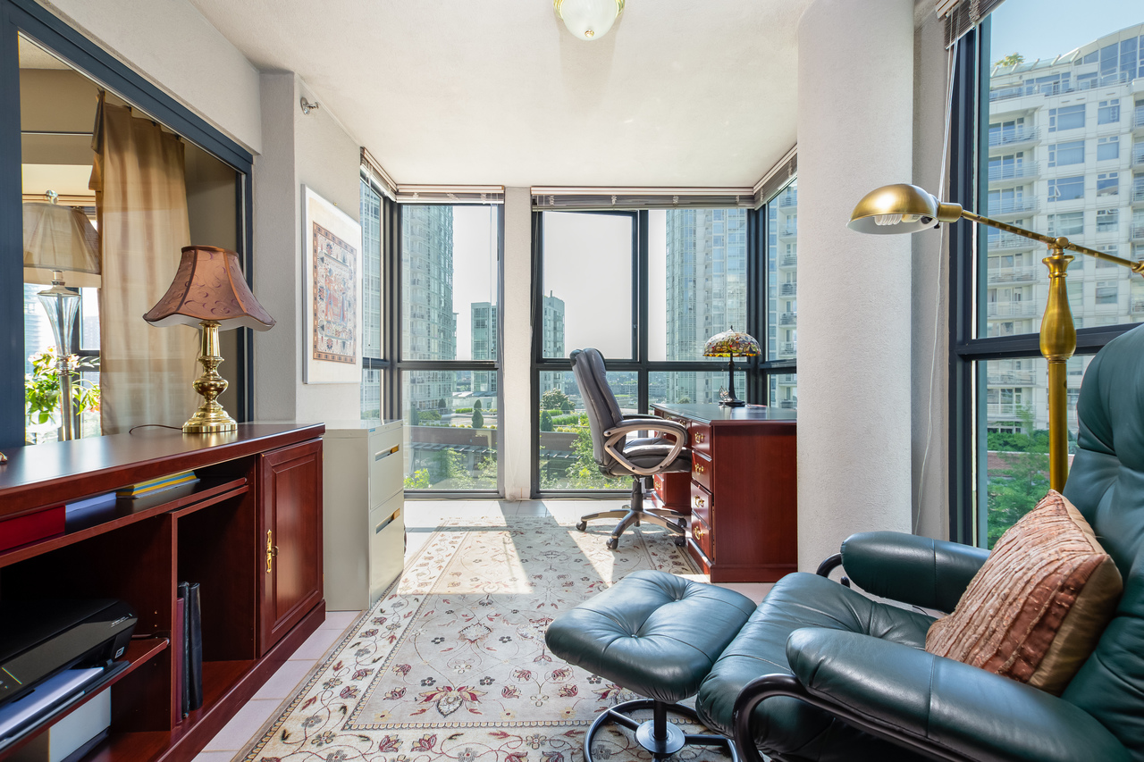 11 at 601 - 1177 Pacific Boulevard, Yaletown, Vancouver West