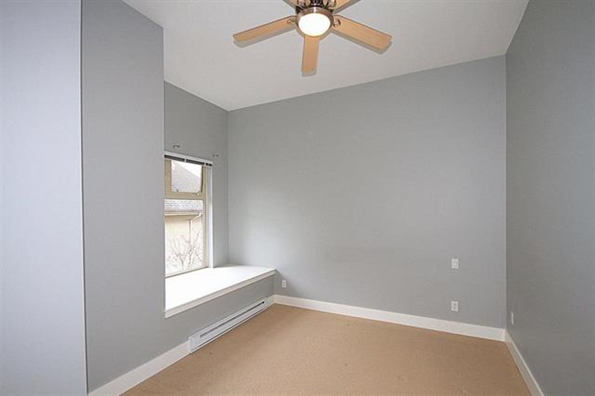 61081 at 304 - 118 22nd Street West, Central Lonsdale, North Vancouver