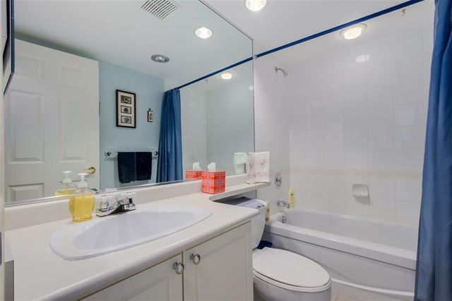 61171 at 402 - 3680 Banff Court, Northlands, North Vancouver
