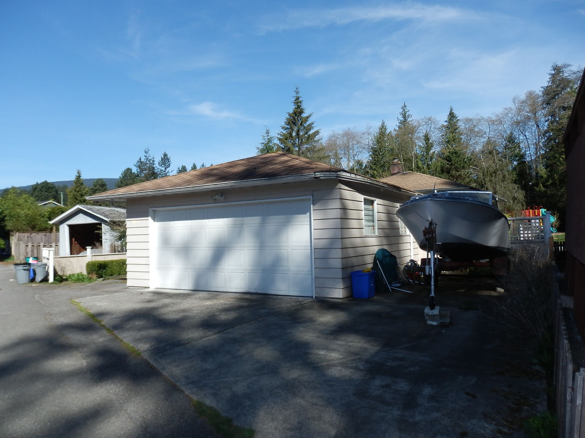 60696 at 3045 Elizabeth Way, North Vancouver