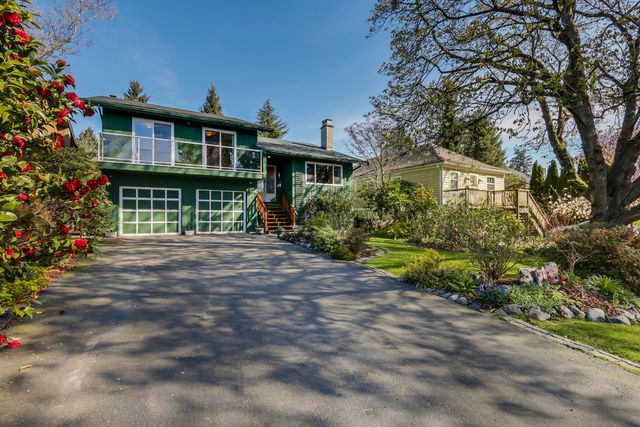 60725 at 854 11th Street E, North Vancouver