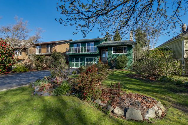 60728 at 854 11th Street E, North Vancouver