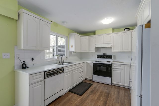 60743 at 854 11th Street E, North Vancouver