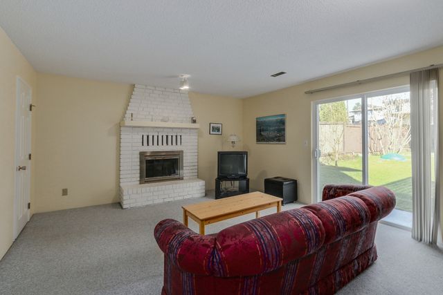 60752 at 854 11th Street E, North Vancouver