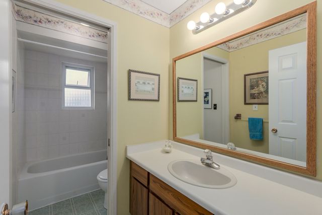 60770 at 854 11th Street E, North Vancouver