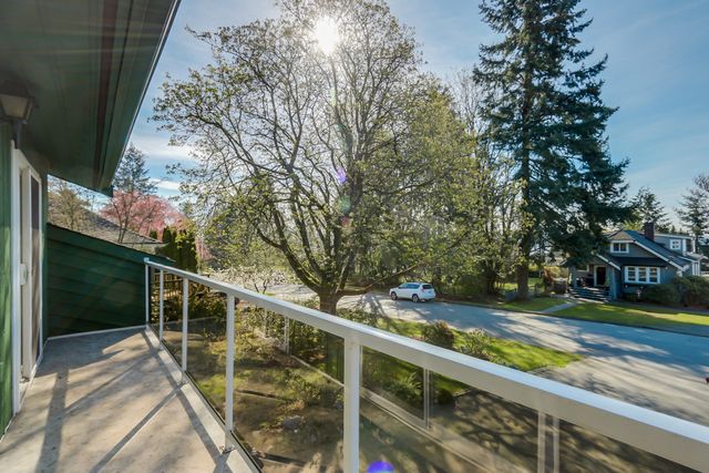 60776 at 854 11th Street E, North Vancouver