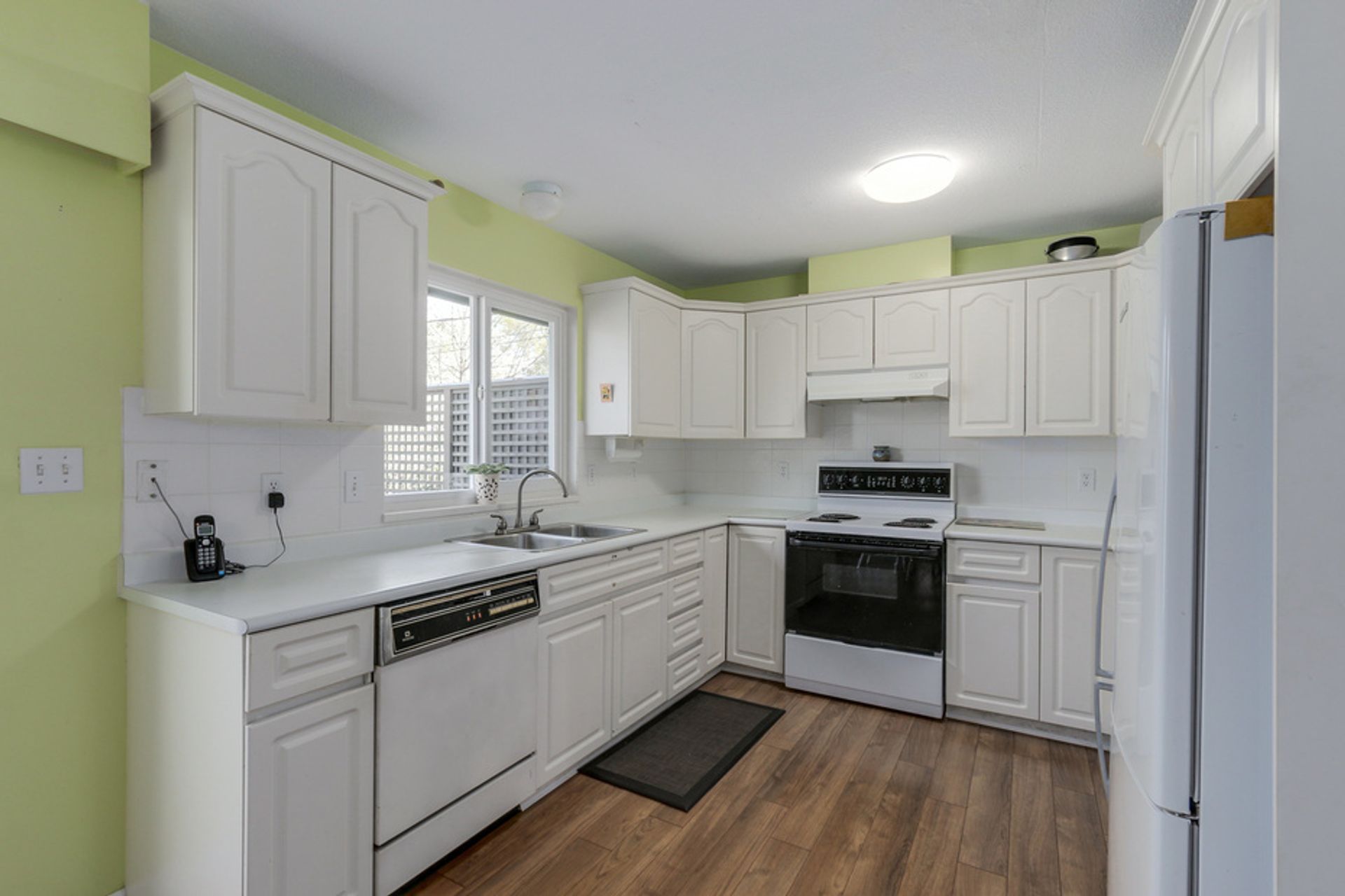 60743 at 854 11th Street E, North Vancouver