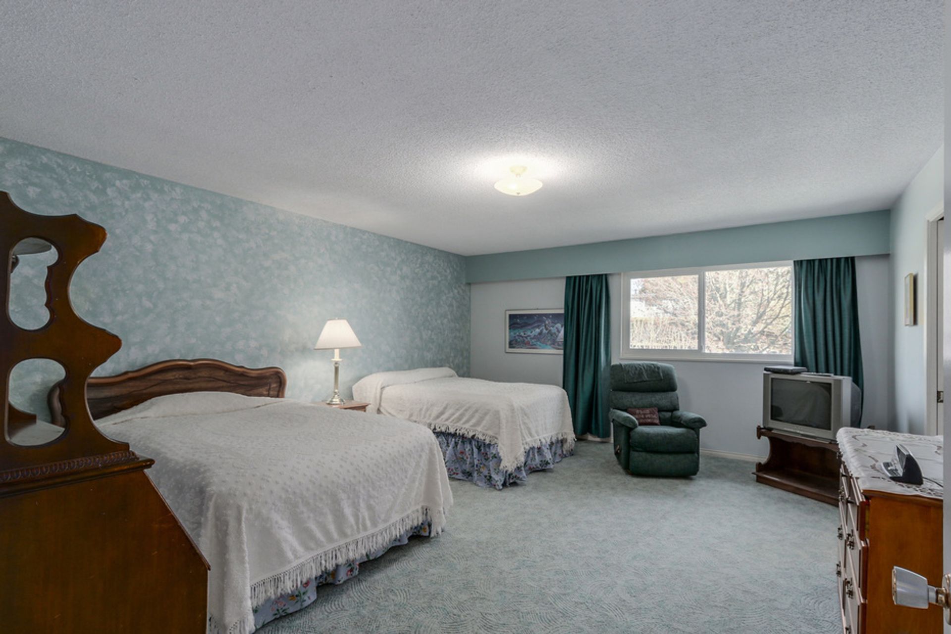 60758 at 854 11th Street E, North Vancouver