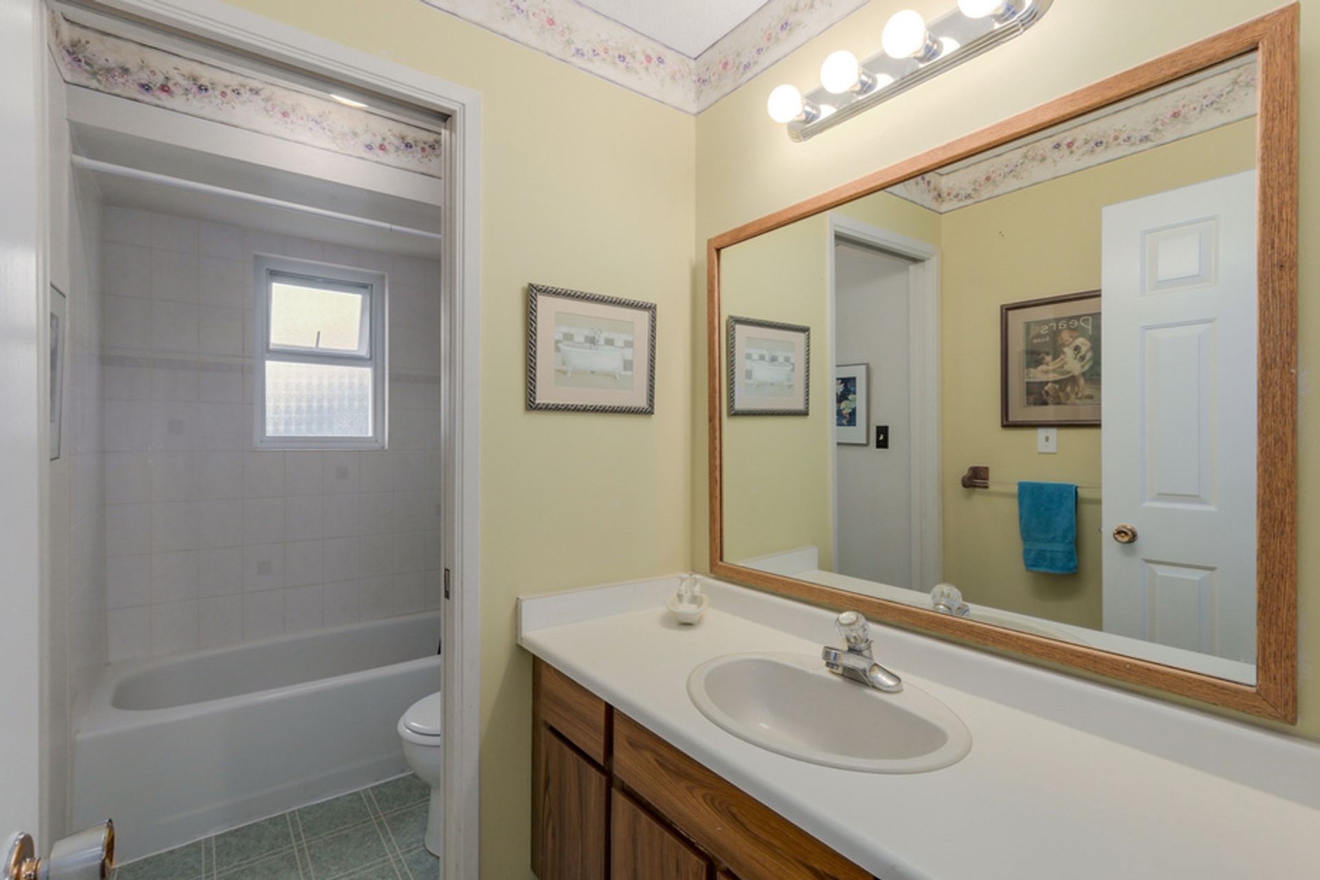 60770 at 854 11th Street E, North Vancouver