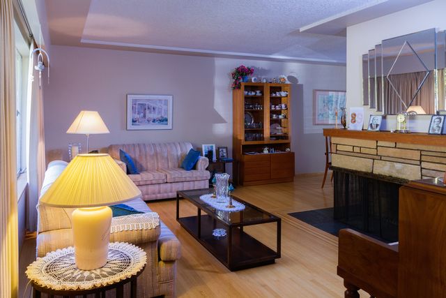 61182 at 727 21st Street W, North Vancouver