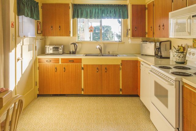 61194 at 727 21st Street W, North Vancouver