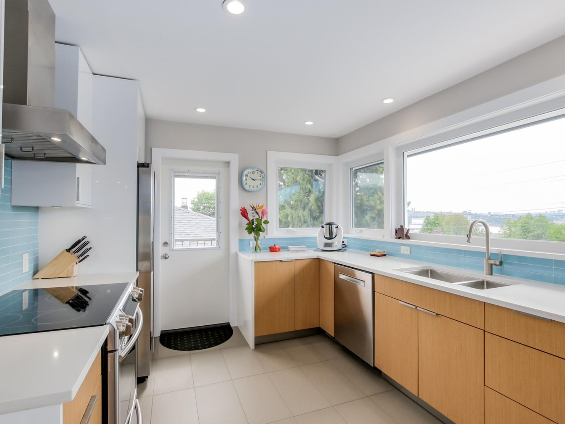 61714 at 828 4th Street E, North Vancouver