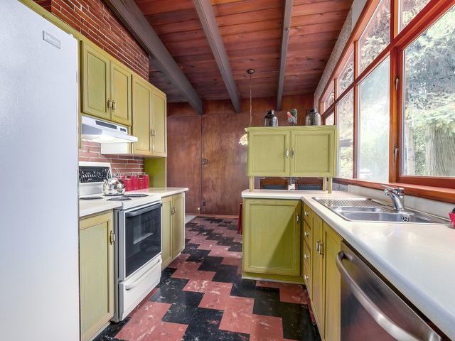 62179 at 159 Kensington, North Vancouver