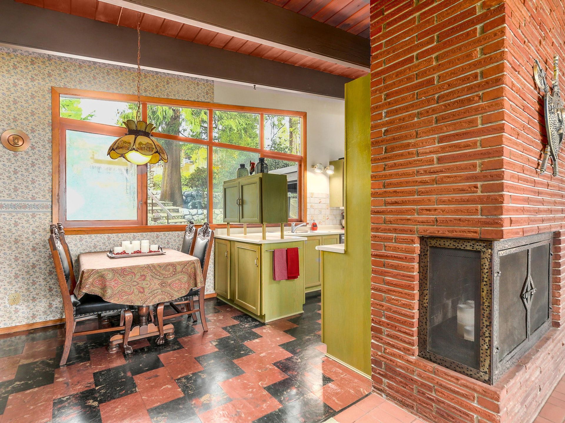 62167 at 159 Kensington, North Vancouver