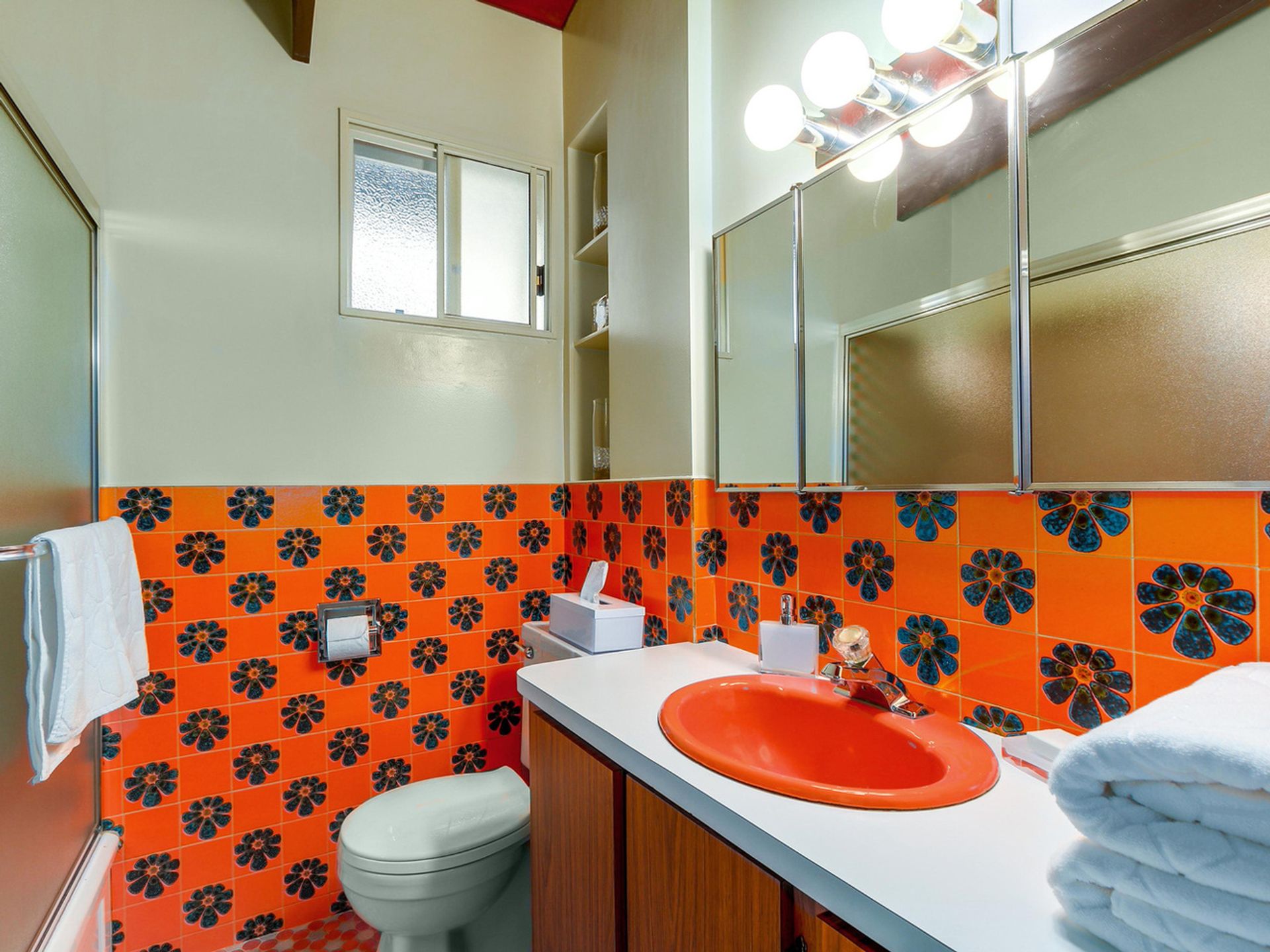 62188 at 159 Kensington, North Vancouver