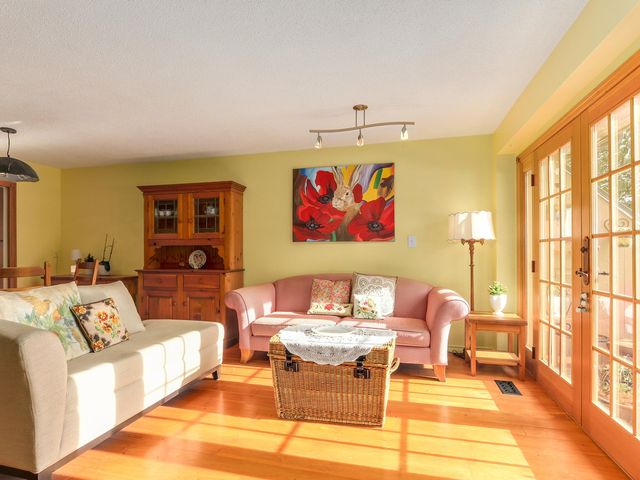 64006 at 1576 Mcnair Drive, North Vancouver